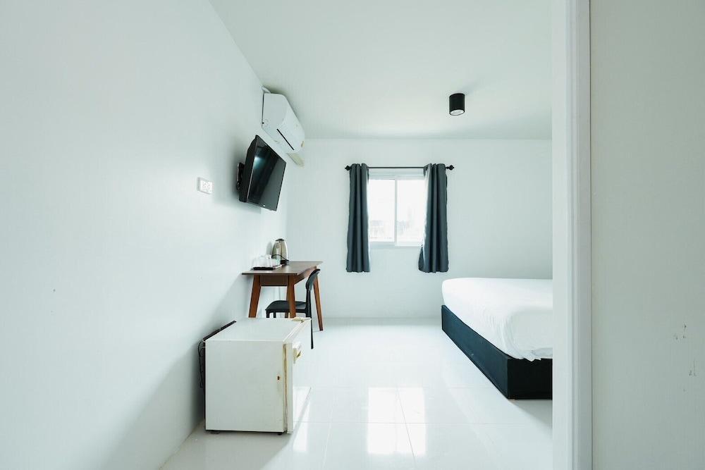 Sleep Pop Ekkamai 42 Room Type - Deluxe Double Room, 1 Queen Bed, Non Smoking, Air conditioning Sleep Pop Ekkamai 42 Room Type - Deluxe Double Room, 1 Queen Bed, Non Smoking, Air conditioning