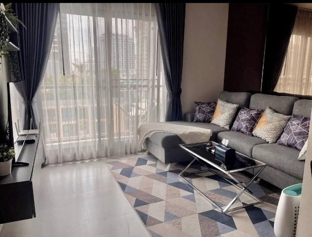 Modern Condo in Khlong Toei Balcony, Gym, & Fast Wifi - Tap to explore photos