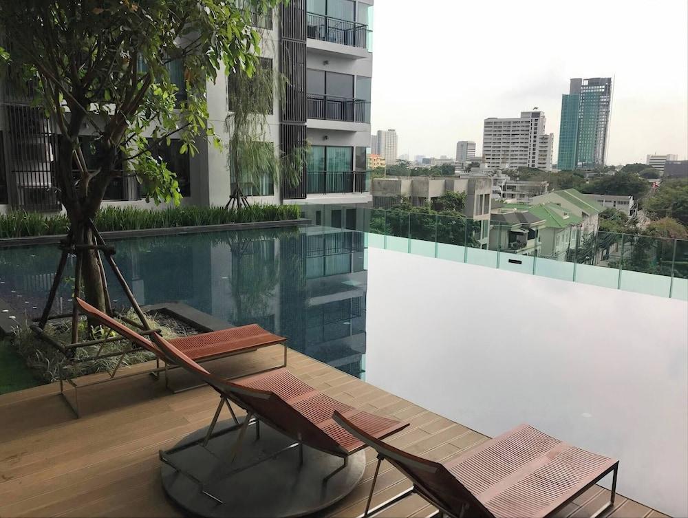 Modern Condo in Khlong Toei Balcony, Gym, & Fast Wifi - Tap to explore photos