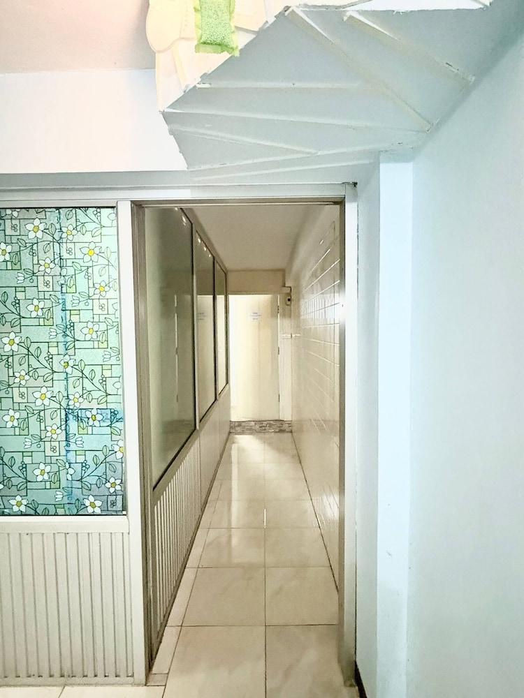 Prompt Inn Chareonkrung - Tap to explore photos
