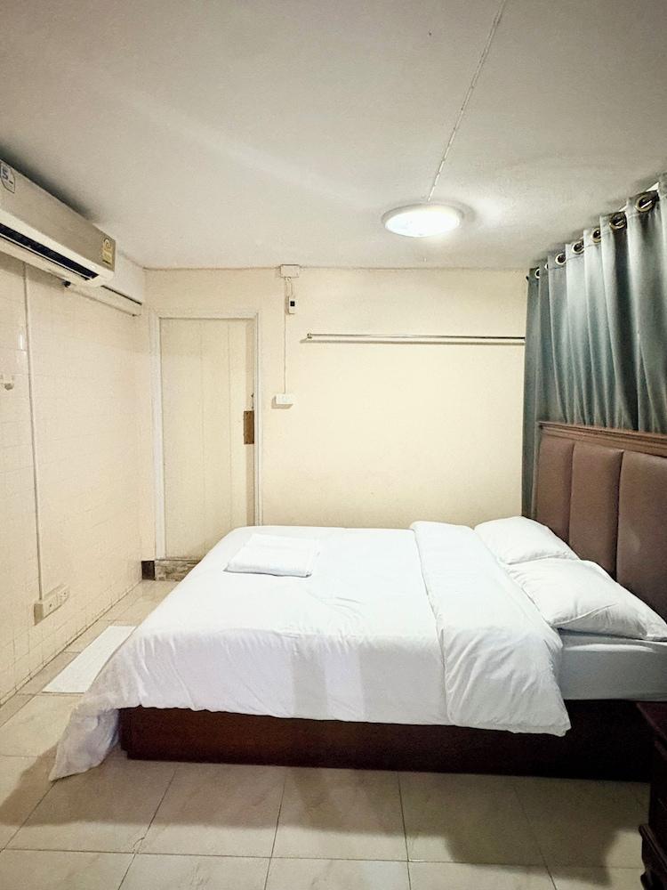 Prompt Inn Chareonkrung - Tap to explore photos