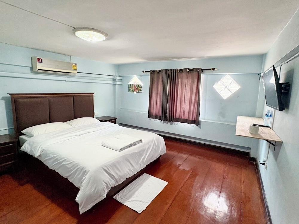 Prompt Inn Chareonkrung Room Type - Basic Studio, Non Smoking, Private Bathroom