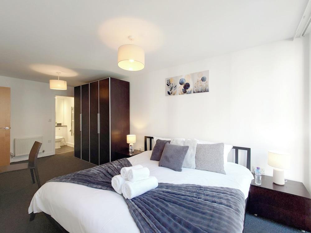 Capital Stay - Two Bed Apartment In Excel - Tap to explore photos