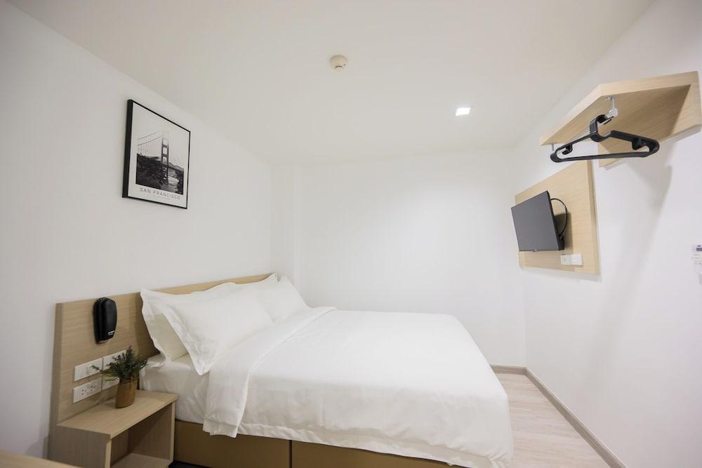 Global Hotel Pratunam Bangkok Room Type - Superior Queen (No Window)