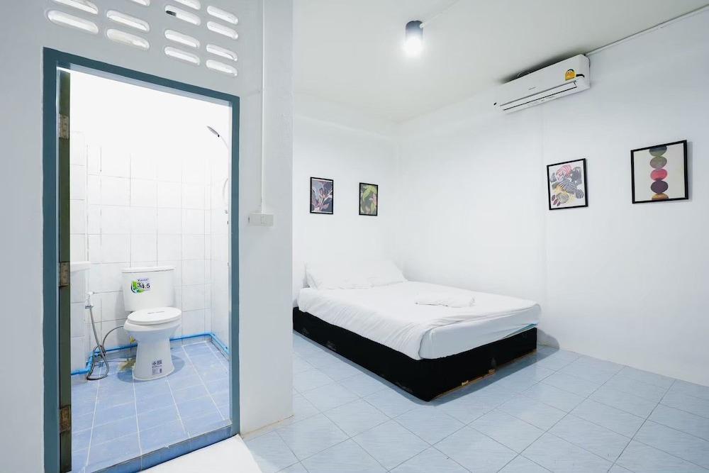 zNAP Ekkamai Room Type - Basic Double Room, 1 Queen Bed, Non Smoking