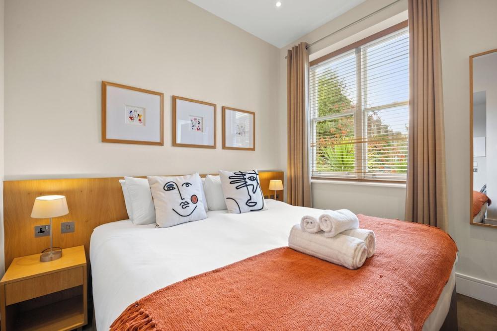 Kula London Kensington Room Type - Super King Bed Room