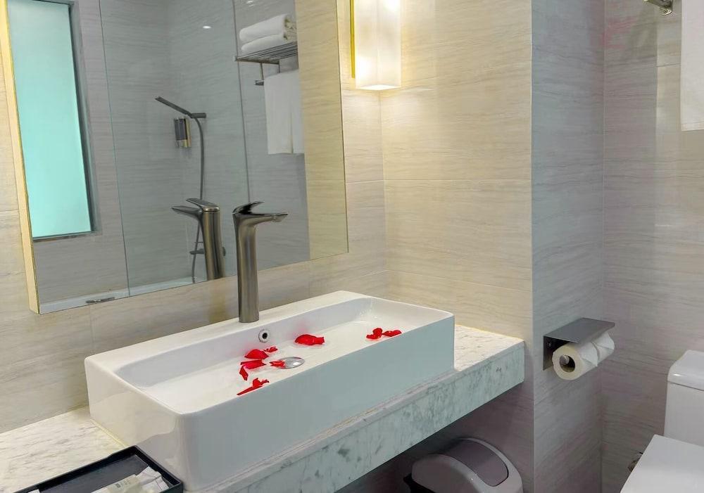 LEE HOTEL LAT PHRAO - Tap to explore photos