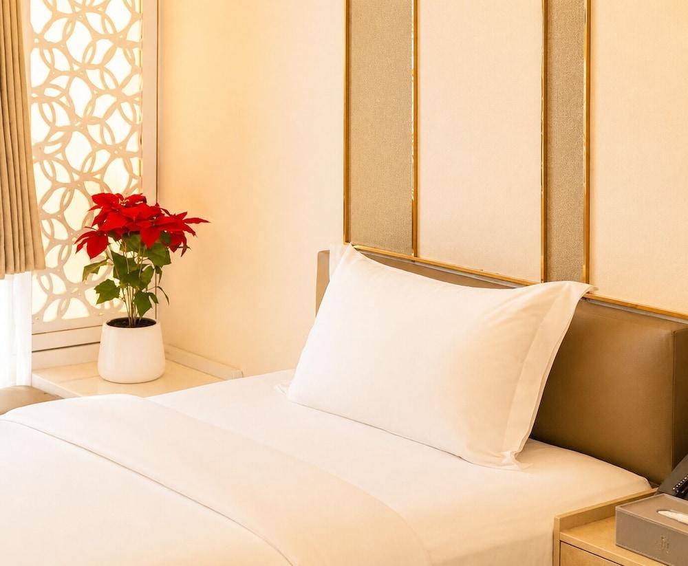 LEE HOTEL LAT PHRAO - Tap to explore photos