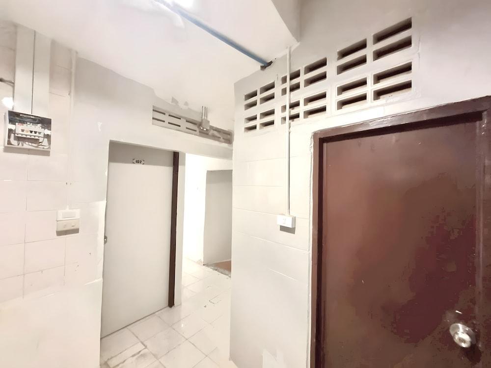 Znap Yaowarat Room Type - Queen Room Separate Bathroom