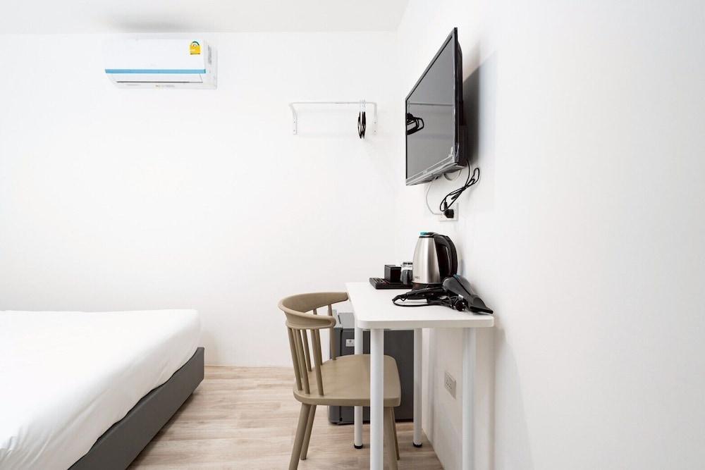 Rest Inn Silom Room Type - Basic Studio, 1 Queen Bed, Non Smoking, Private Bathroom Rest Inn Silom Room Type - Basic Studio, 1 Queen Bed, Non Smoking, Private Bathroom