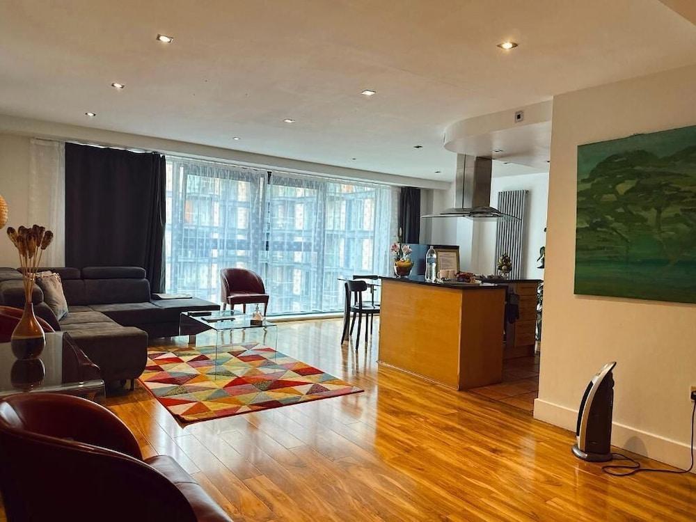 Canary Wharf Apartments - Tap to explore photos