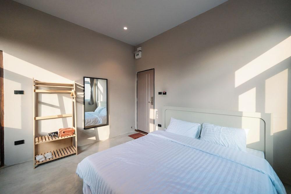 Kosin House Room Type - Deluxe Room, 1 King Bed