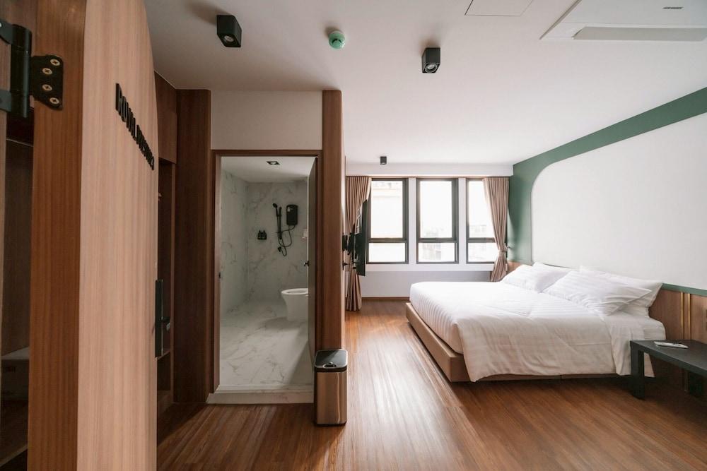 Krungthai Hostel Station Room Type - Deluxe Double Room, 1 Queen Bed, Non Smoking, City View