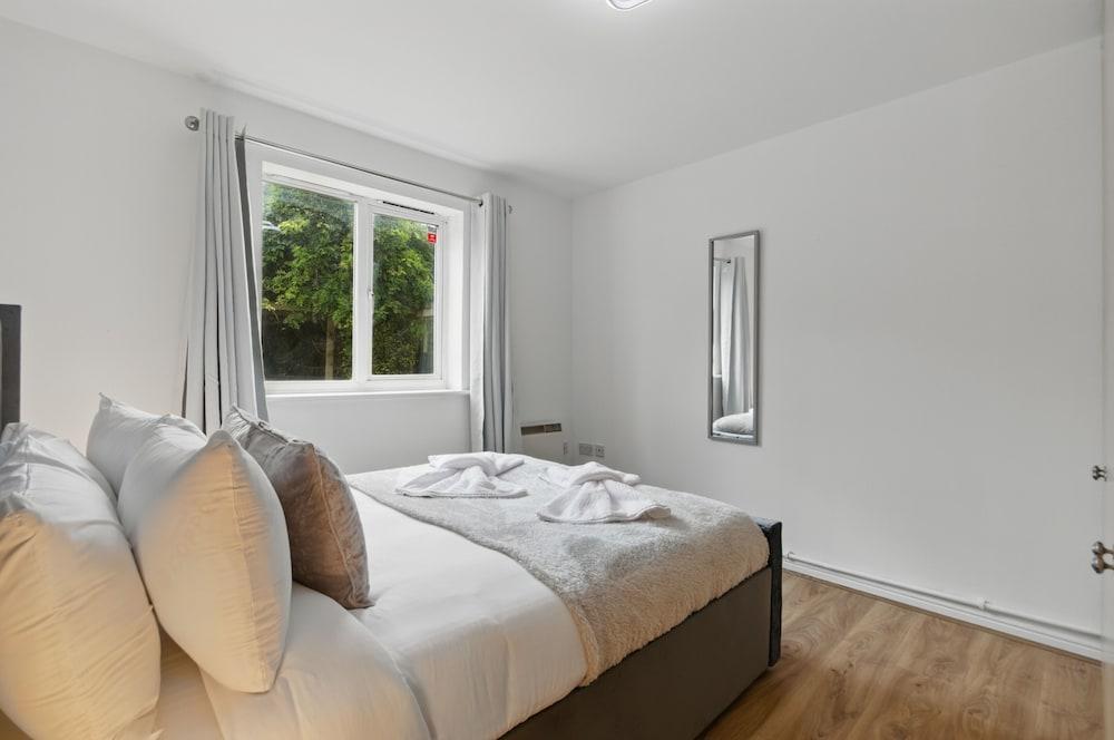 Two Bed Serviced Apartment - Tap to explore photos