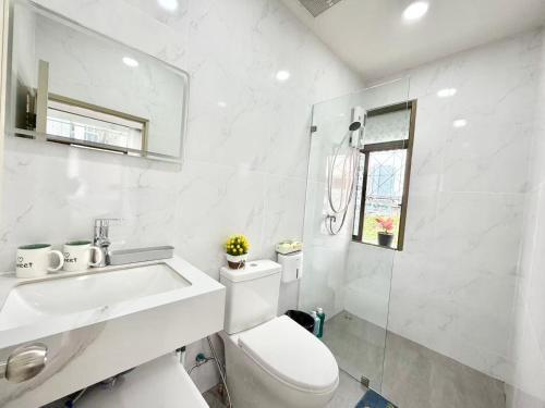 S Hostel sukhumvit48 Near Phrakanong BTS 2001 - Tap to explore photos