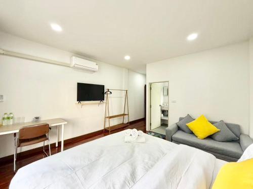 S Hostel sukhumvit48 Near Phrakanong BTS 2001 - Tap to explore photos