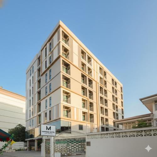 IMPRESS Hotel HUAI Khwang - Tap to explore photos