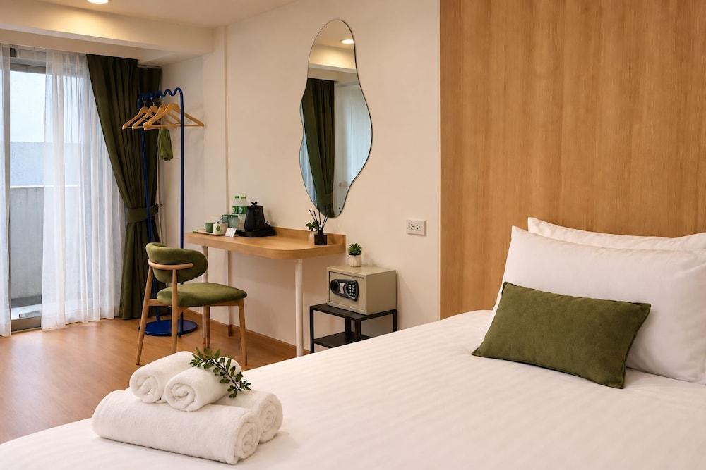 LUMA Phrom Phong Room Type - Deluxe King Room with Balcony