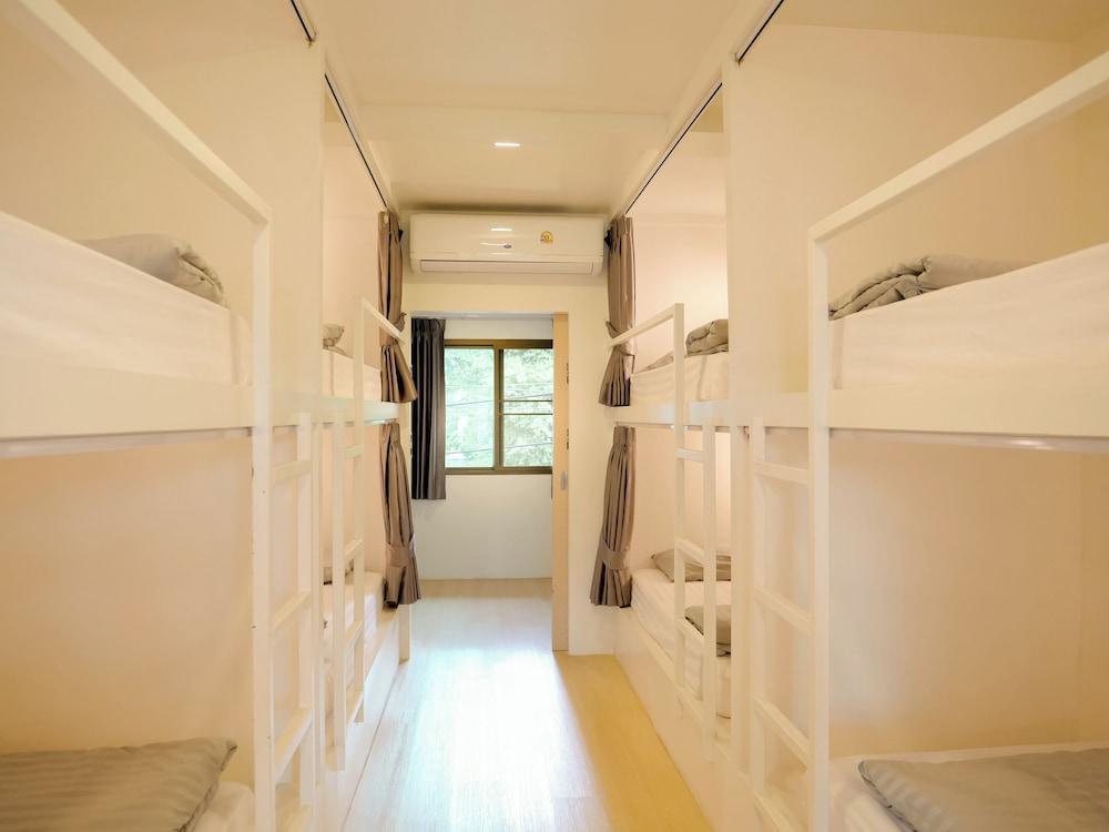 Jamjun Hostel Sukhumvit - Tap to explore photos