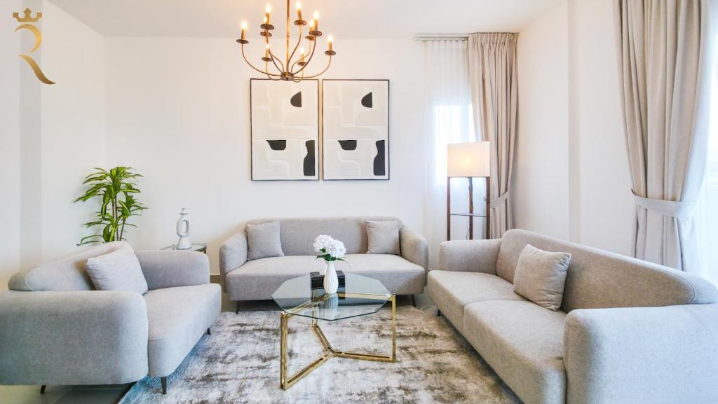 Al Reef 3BR - Chic Poolside Luxe Retreat