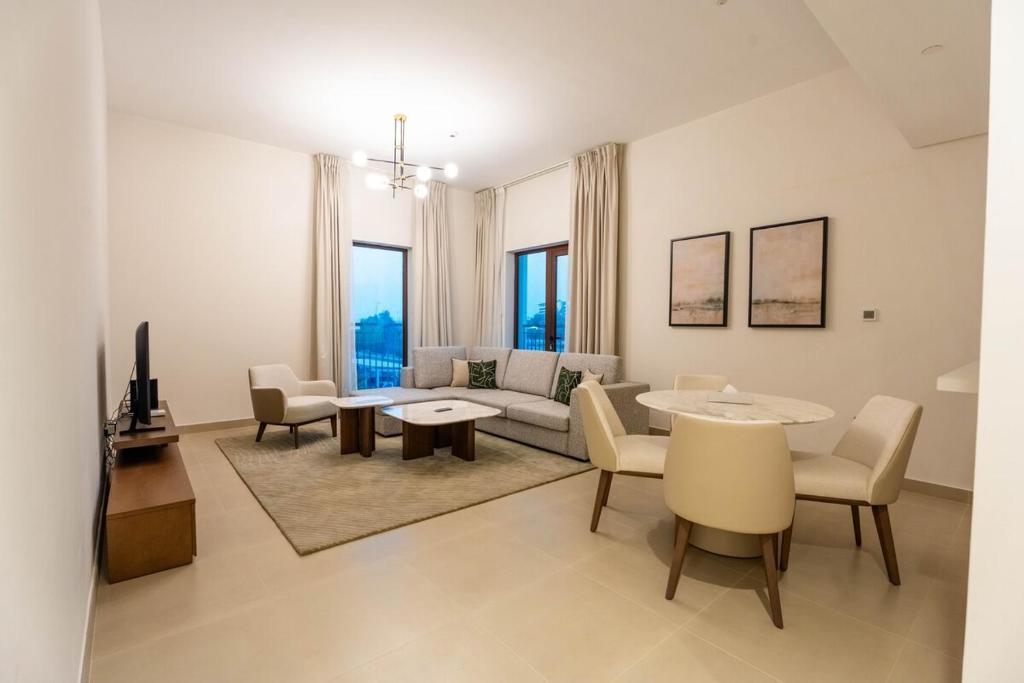 Yas Golf Collection 1 BR Near Theme Parks - Tap to explore photos
