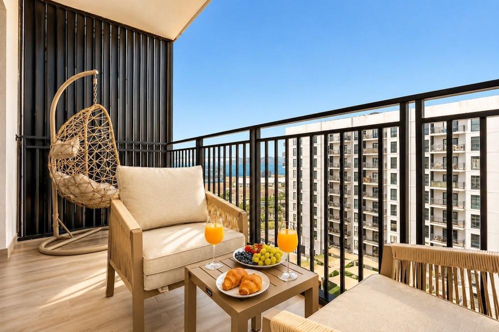 Desert Key - Perfectly Located Yas Island Premier Apts Room Type - Design Apartment, Balcony, Courtyard View