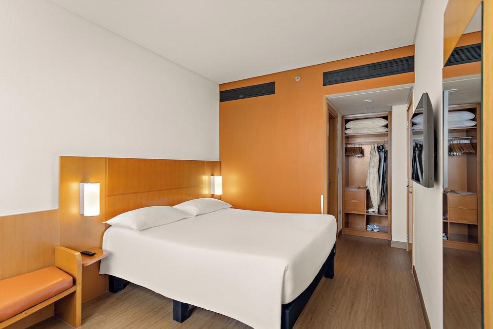 Ibis Abu Dhabi Gate Room Type - Standard Double Room