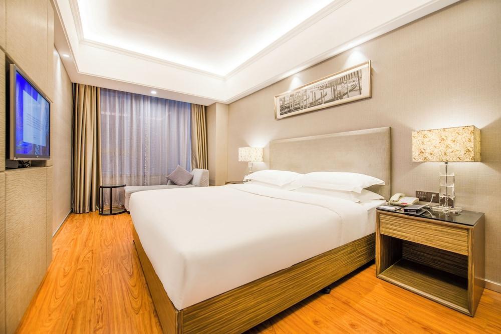 La Perle International Hotel Room Type - Superior Room, 1 King Bed La Perle International Hotel Room Type - Superior Room, 1 King Bed