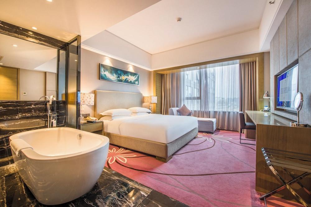La Perle International Hotel Room Type - Business Suite