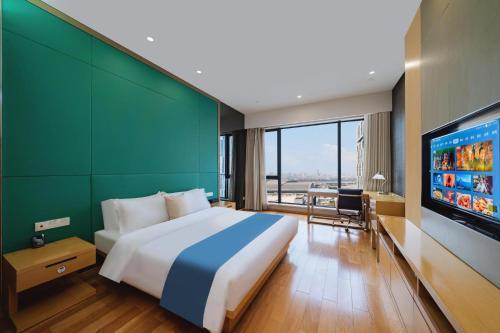 Silin Residence Poly World Trading Center Room Type - Deluxe Queen Room