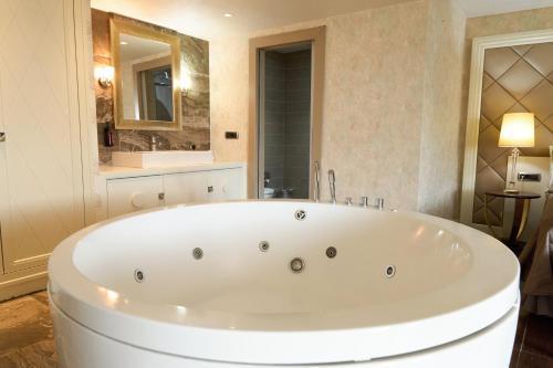 Taba Luxury Suites Room Type - King Suite with Spa Bath Taba Luxury Suites Room Type - King Suite with Spa Bath