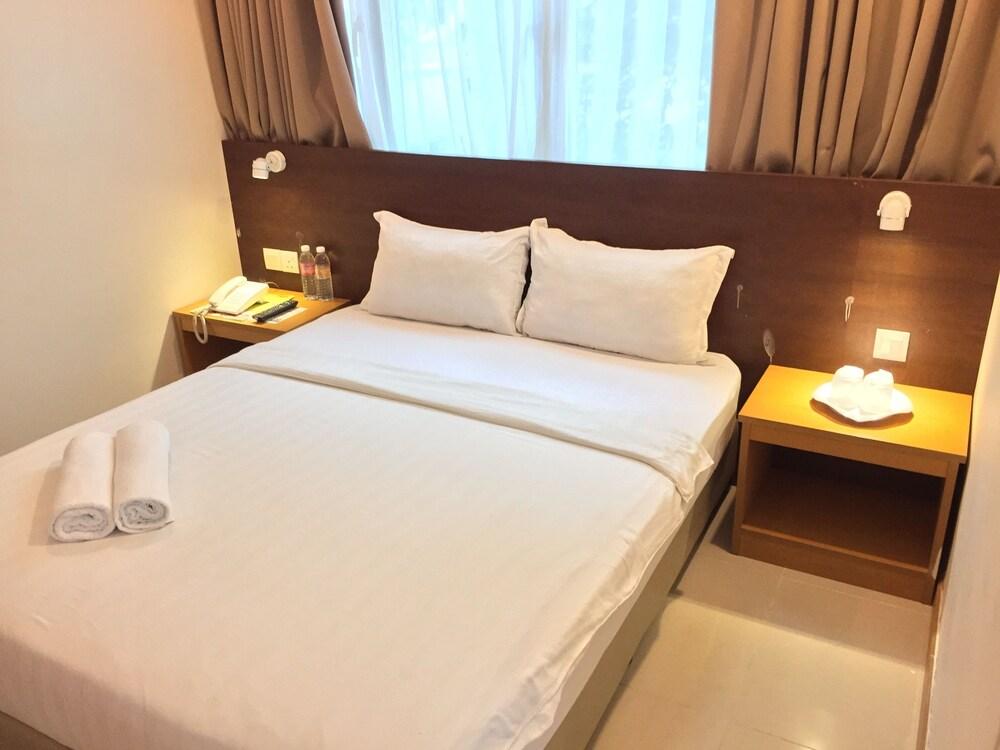 Hotel Asia Room Type - Deluxe Double Room, 1 Queen Bed