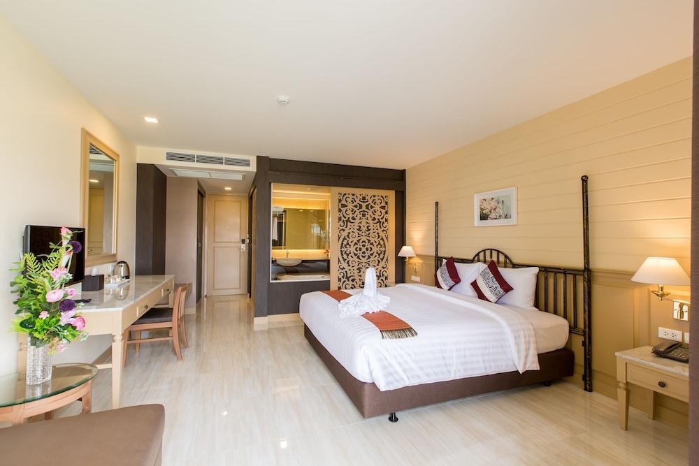 Crystal Palace Luxury Hotel Room Type - Luxury Room