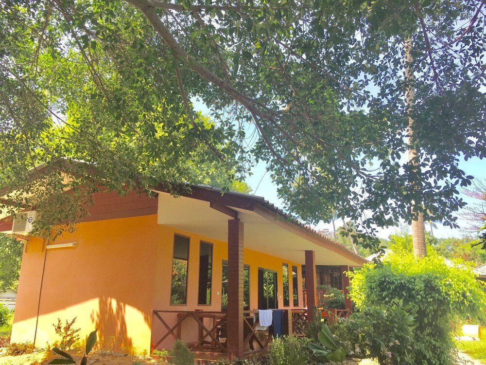 Lamai Chalet - Tap to explore photos