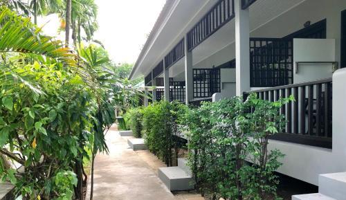 Lamai Inn 99 Bungalows - Tap to explore photos