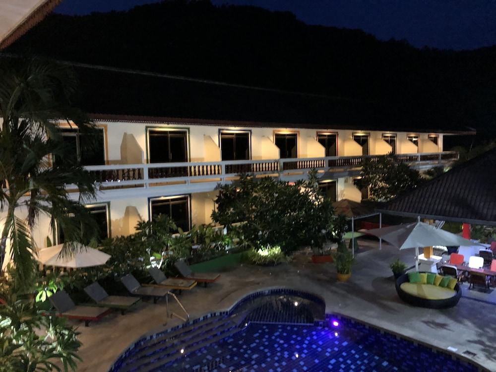 Tropical Palm Resort - Tap to explore photos