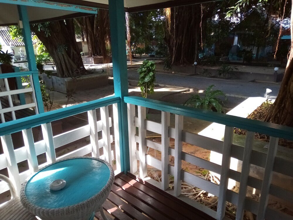 Blu' Beach Bungalows - Tap to explore photos