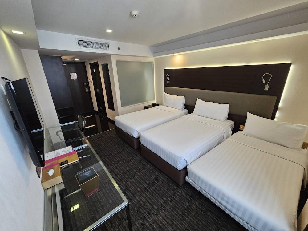 Hotel Royal Bangkok Room Type - Deluxe Triple Room