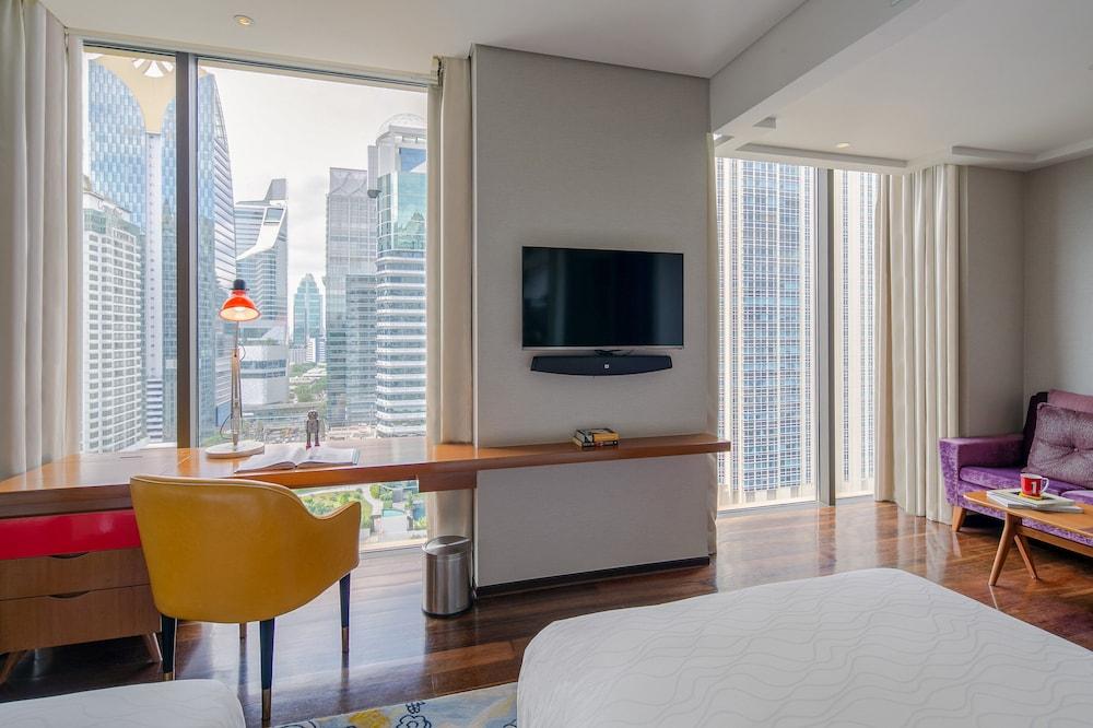Hotel Indigo Bangkok Wireless Road Room Type - Standard Room, 1 King Bed, Balcony, Corner (Sunset Garden View)