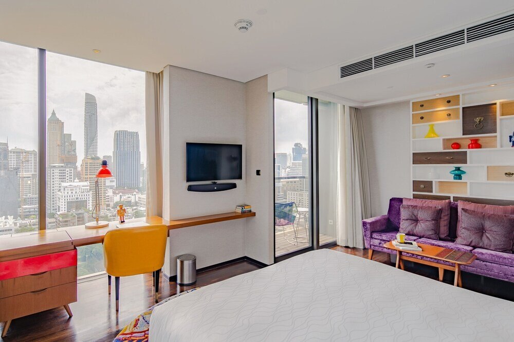 Hotel Indigo Bangkok Wireless Road Room Type - Standard Room, 1 King Bed, Balcony, Garden View (Sunset Garden View)