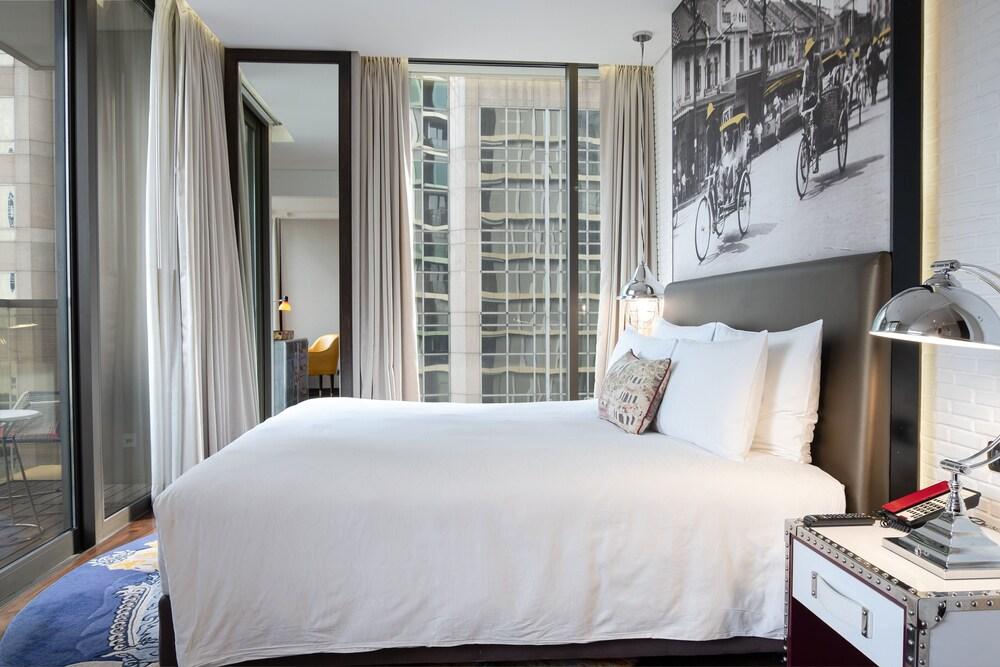 Hotel Indigo Bangkok Wireless Road Room Type - King Bed Standard Balcony Hotel Indigo Bangkok Wireless Road Room Type - King Bed Standard Balcony