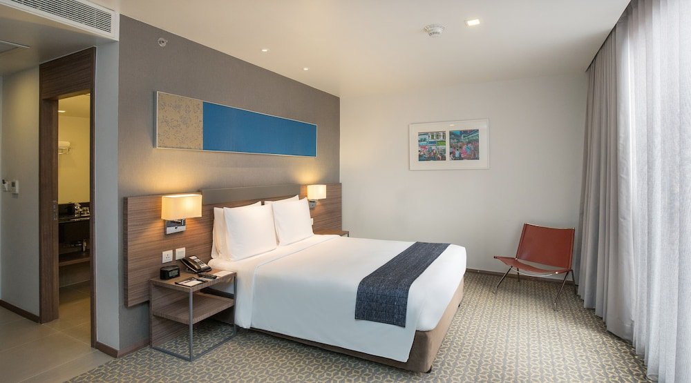 Holiday Inn Express Bangkok Sathorn - Tap to explore photos