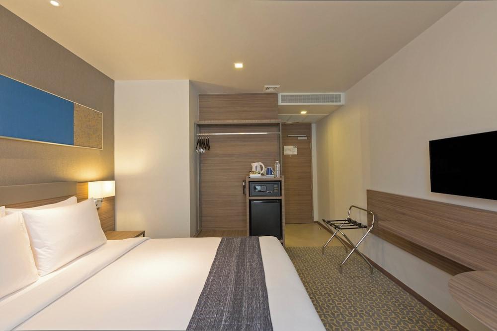 Holiday Inn Express Bangkok Sathorn Room Type - Standard Room, 1 Queen Bed (With Free Breakfast)