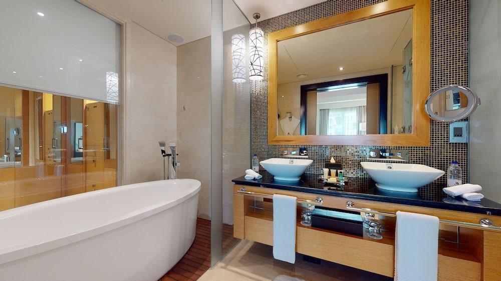 Dubai Marriott Hotel Al Jaddaf - Tap to explore photos