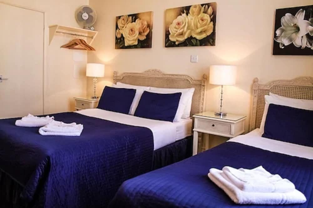 Blades Hotel Room Type - Triple Room, Ensuite