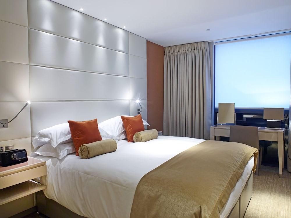 Cheval Three Quays Room Type - Superior One Bedroom Apartment with Urban View and Sofabed