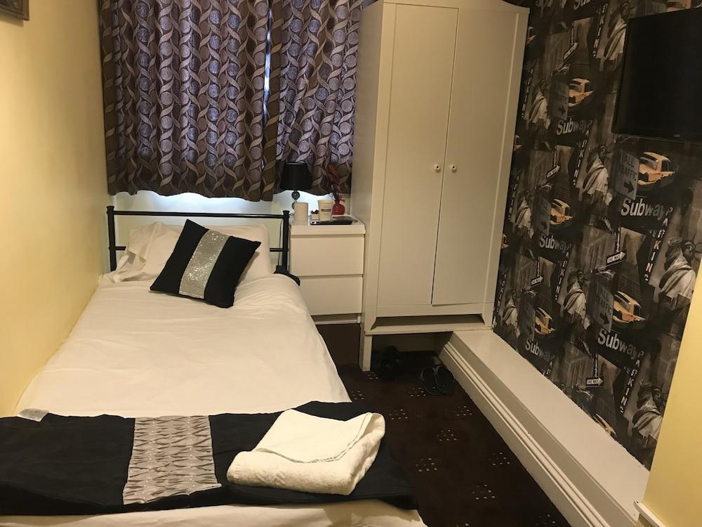Pacific Inn London Heathrow - Tap to explore photos