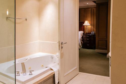 Windsor Arms Hotel Room Type - Deluxe One-Bedroom Suite Windsor Arms Hotel Room Type - Deluxe One-Bedroom Suite