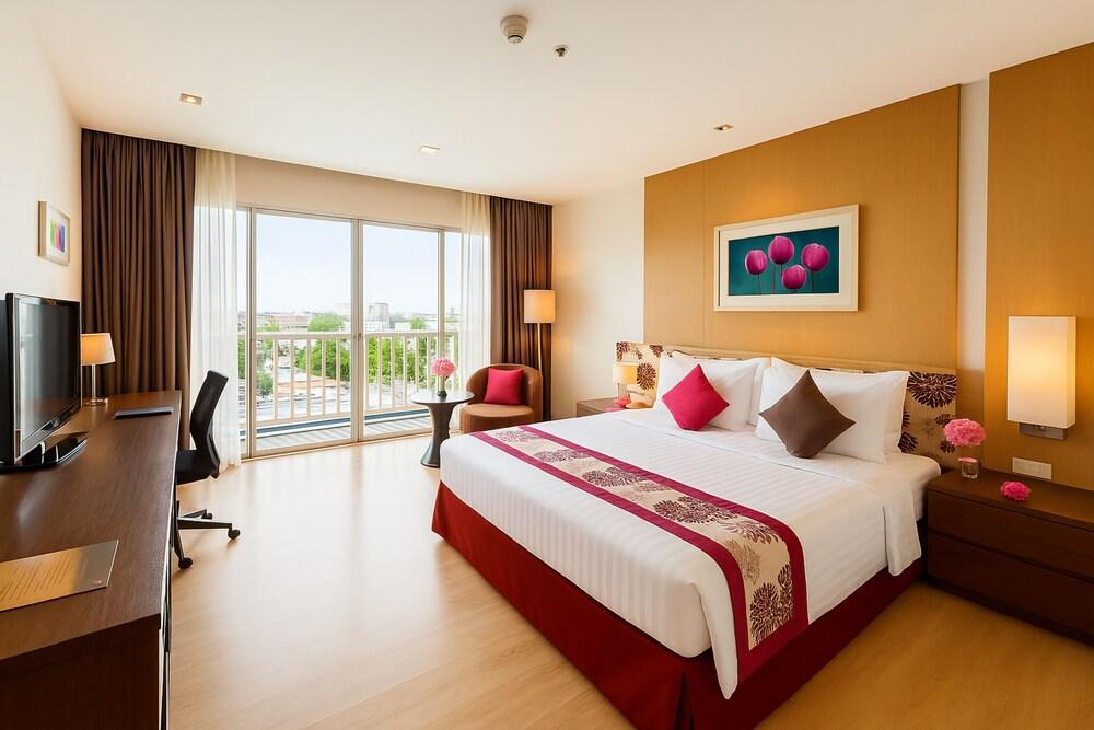 Amaranth Suvarnabhumi Hotel - Free Suvarnabhumi Airport Shuttle Room Type - Deluxe King Room with Balcony Amaranth Suvarnabhumi Hotel - Free Suvarnabhumi Airport Shuttle Room Type - Deluxe King Room with Balcony
