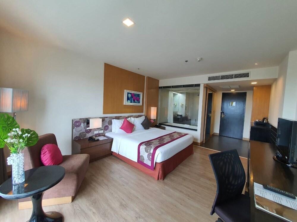 Amaranth Suvarnabhumi Hotel - Free Suvarnabhumi Airport Shuttle - Tap to explore photos